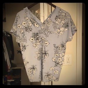 Pastel blue, black/white flower top